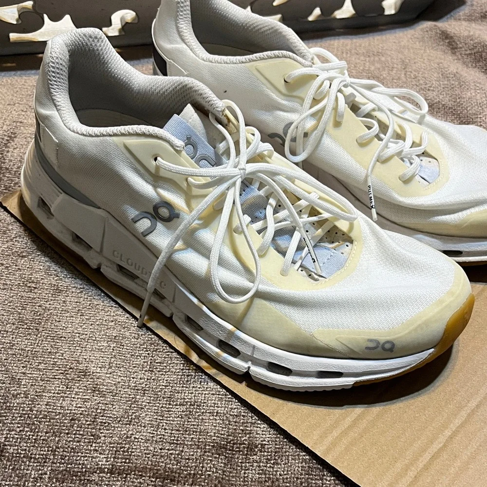 On Clouds Women’s Cream and White Sneakers- Size 8.5